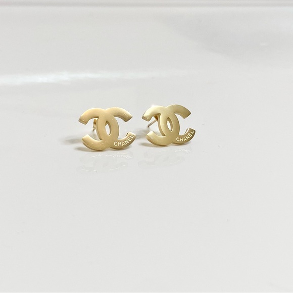 NEW C C initial earrings in gold tone - Picture 4 of 7